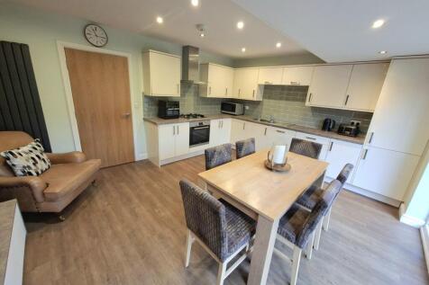 KITCHEN/DINING AREA
