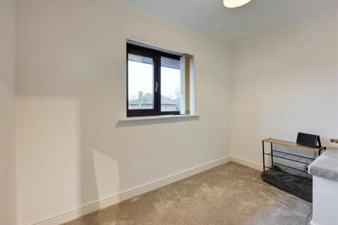 15 Midhurst Grove, Tettenhall photo 3