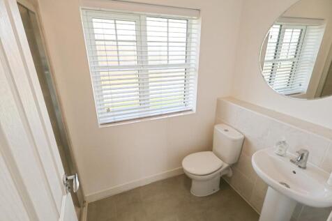 EN-SUITE SHOWER ROOM