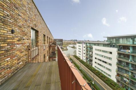 3 bed, 2 bath Flat in London - Photo 8