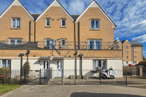 2 BEDROOM 2 BATHROOM FLAT IN HAYES