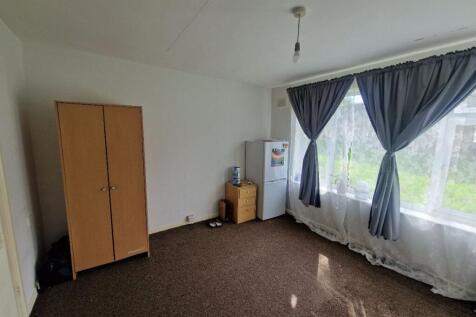 Lanchester Gardens, Worksop photo 5