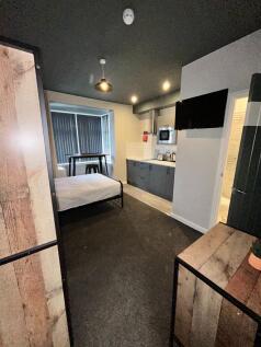 1-bed house on Vale Road, £725/mo