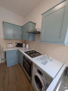 4 bed - Barrington Road photo 3