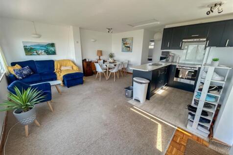 LOUNGE/KITCHEN
