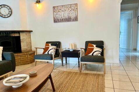 Sitting room to hallway