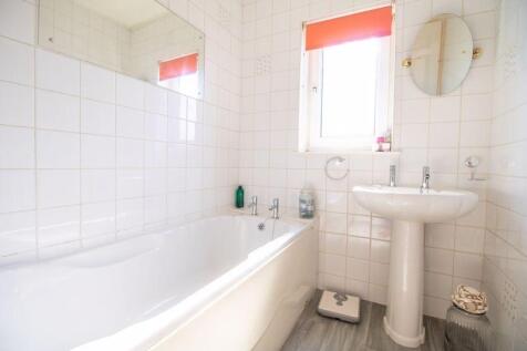 Family bathroom (Upper Floor)