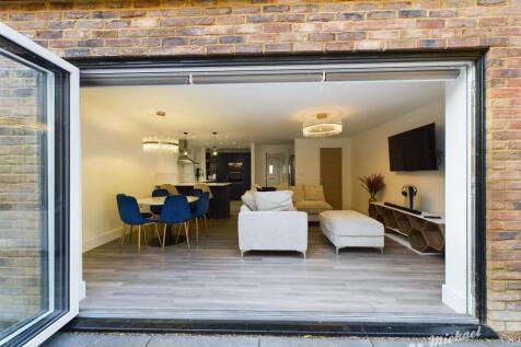 CAM02773G0-PR0024-STILL028