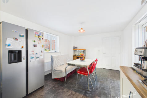 CAM03218G0-PR0644-STILL021