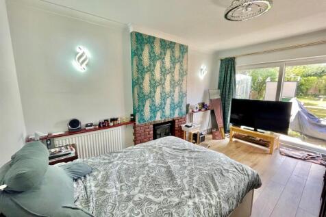 25 Elmroyd Ave Bed 1.jpg