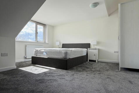 Immaculate Furnished 3 Bedroom Apartment