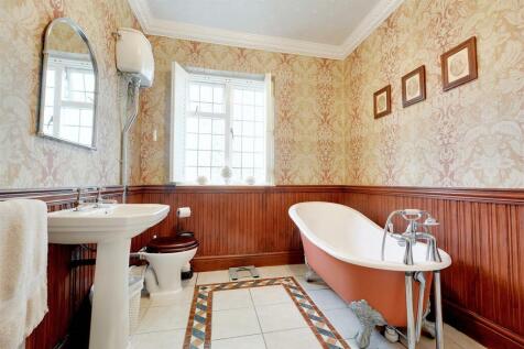 Upstairs Bathroom_1.jpeg