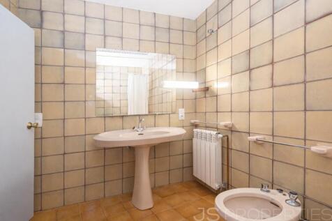 For sale in Pollensa: spacious property full of character and well located.