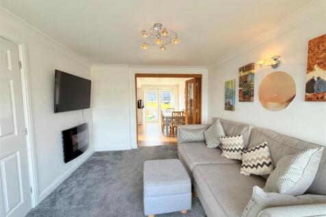 lounge to dining room.jpg