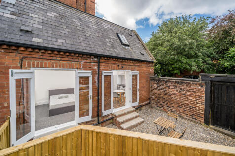 Enjoy the convenience of city living in the heart of Leeds city centre with this well-managed property from Samara Lettings.