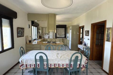 Kitchen&amp;dining area