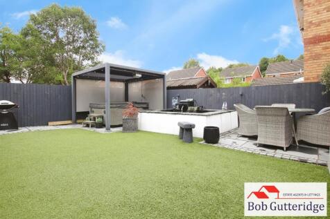 ENCLOSED REAR GARDEN