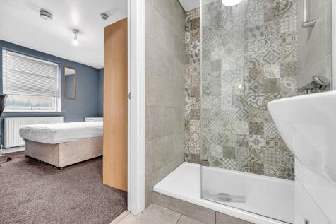 33 bed, 15 bath Detached in Manchester - Photo 9