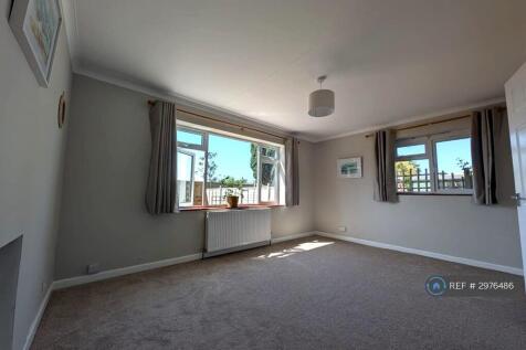 Bright &amp; Spacious South-Facing Lounge