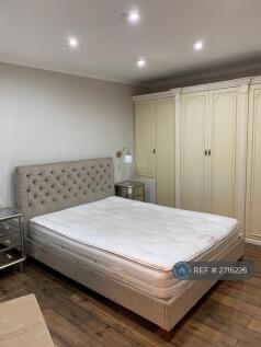 Xl Master Bedroom With 8 Door Fitted Wardrobe