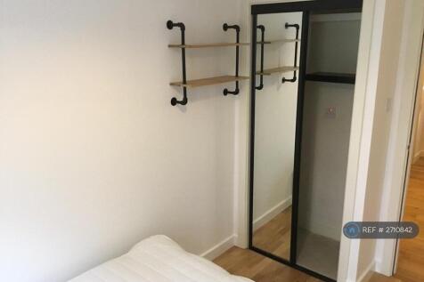 Bedroom2 - Bright, Airy, Fitted Wardrobe