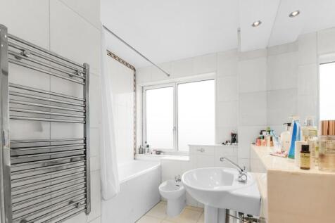 2 bed, 2 bath Apartment in London - Photo 7