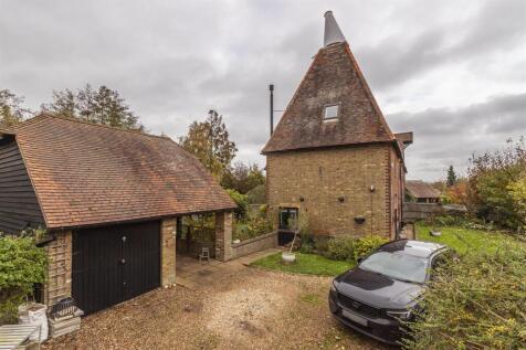Garage/Car Port/Driveway