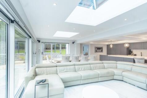 OPEN PLAN LIVING/DINING AREA