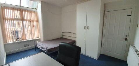 A bright and tidy single bedroom featuring a la...