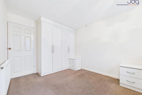 Double Bedroom with built in wardrobes