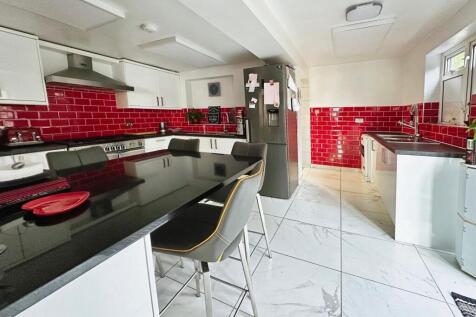 Kitchen with Breakfast Bar