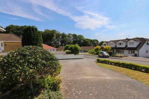 Front Drive onto Castlewood Close