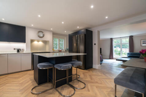 Kitchen &amp; Lounge