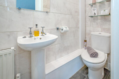 The Minster Ensuite b