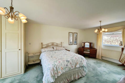 Modern Detached 4 Bedroom Property