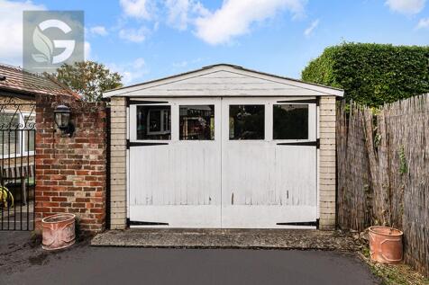 Lakehurst Road, Ewell Court, Epsom, Surrey, KT19 0EL