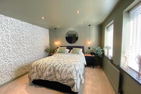 8 Daisy Way - Bed2.jpg