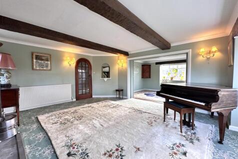 Sizeable Living Room 676