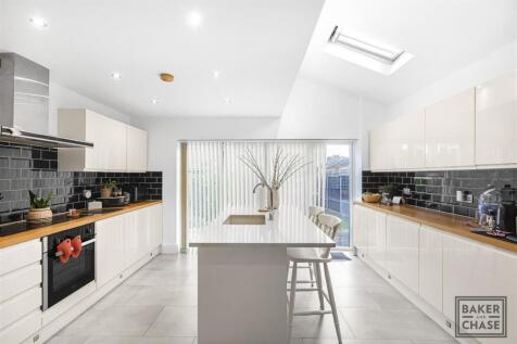 Open plan kitchen and dining room