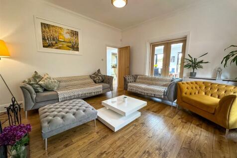 ALTERNATE VIEW OF LOUNGE