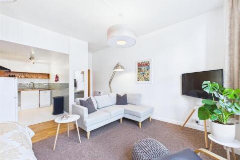 Open Plan Sitting Room &amp; Bedroom