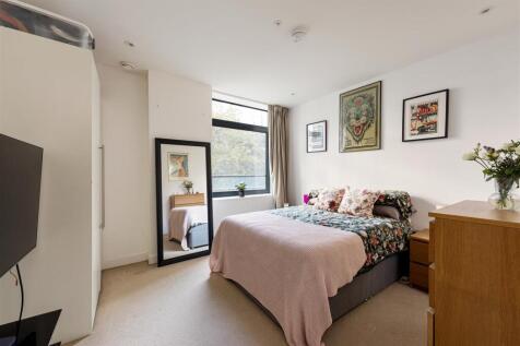 Honour Lea Avenue E20