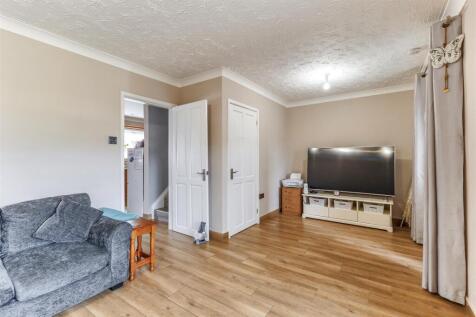 Chestnut Close, Hampton photo 3