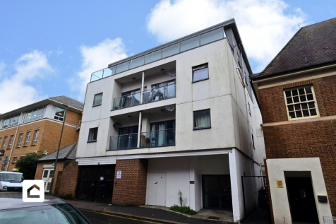 2-bed flat on Clarendon Road, Redhill, Surrey, RH1, £1,595/mo