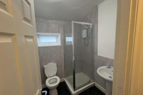 Well-presented bathroom with an enclosed shower...