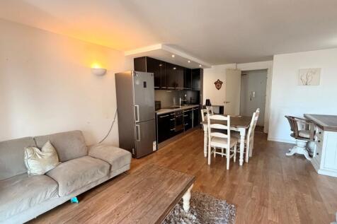 2-bed flat on West Point, City Centre, £1,250/mo