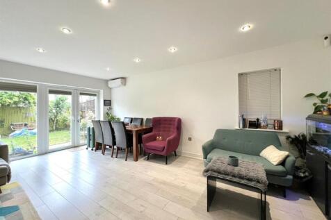 3 Bedroom Detached House, Lindale Close, Ilford - £3600 PCM photo 4