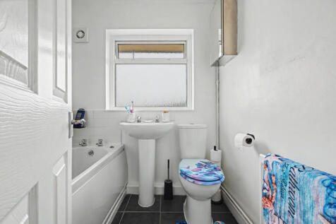Duchess Of Kent Drive, Chatham photo 4