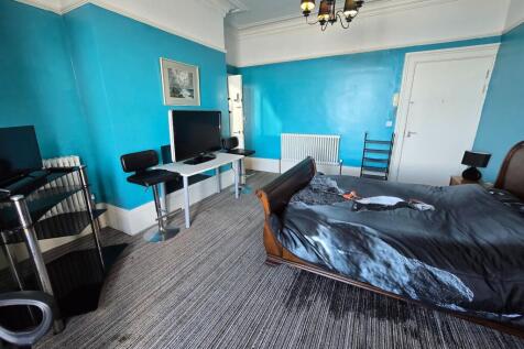 Room 2,  Flat 10, 31-33 Blenheim Terrace, Scarborough photo 3
