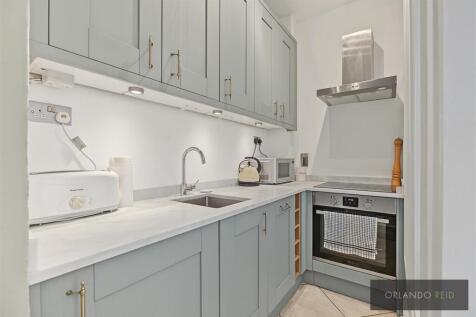 Flat C, 198  Broomwood Road SW11 6JY-2.jpg